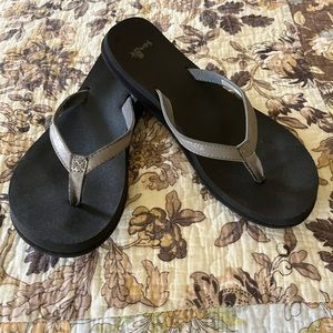Women’s SANUK Gray Pewter flip flops 7